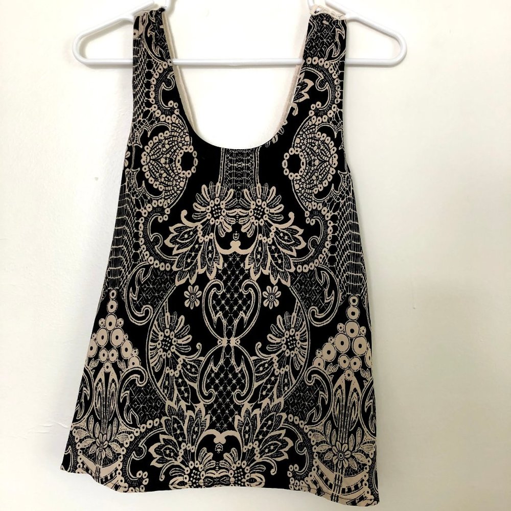 Patterned sleevless blouse